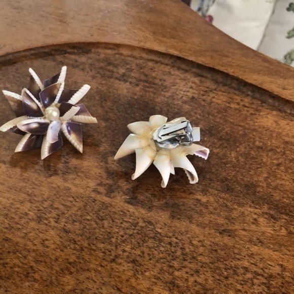 Vintage Clip On Earrings - Picture 2 of 3